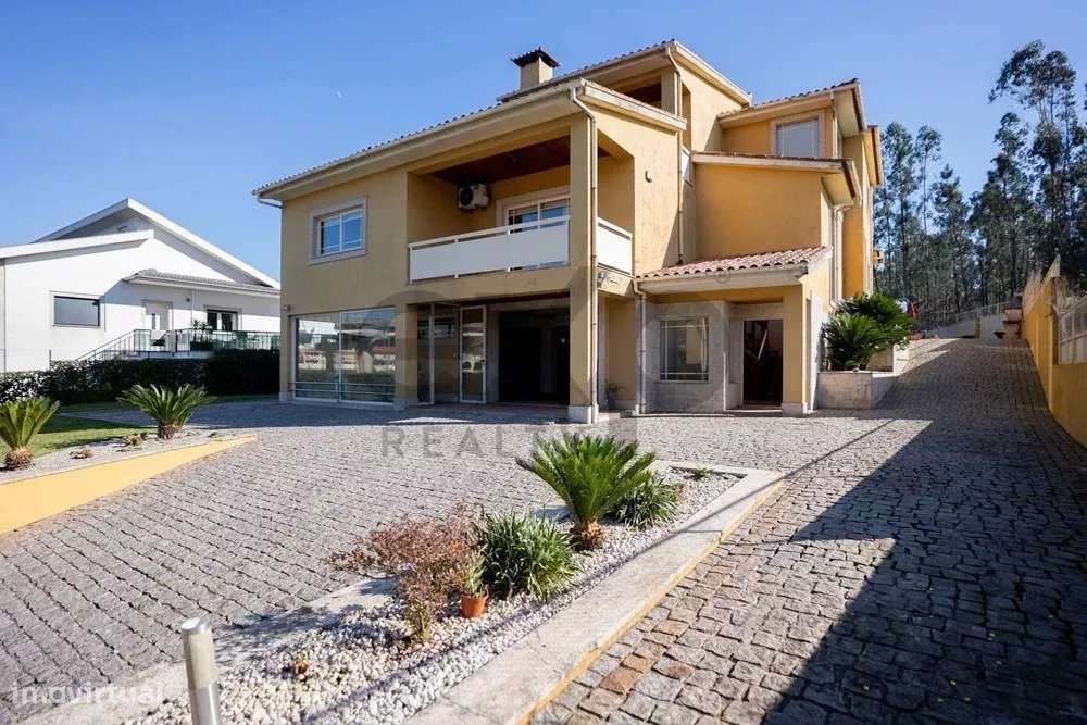 Espaçosa Moradia V4, com Jardim e Garagem ampla - Grande imagem: 2/37