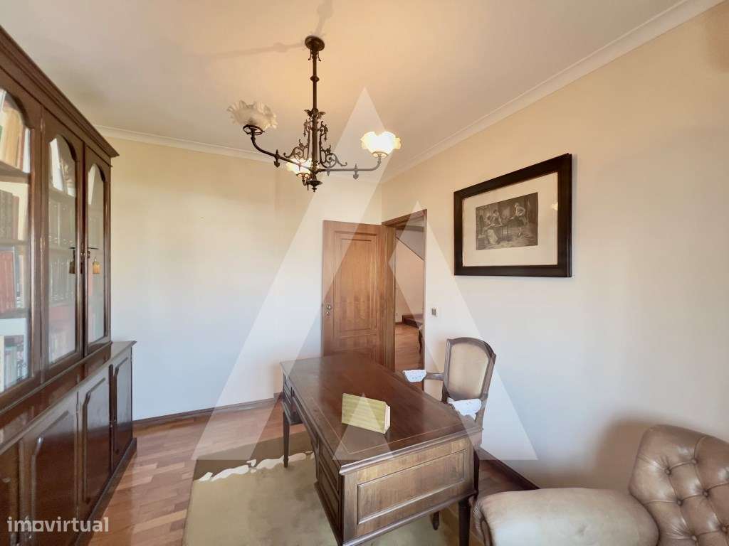 Apartamento T4 Duplex no centro de São João da Madeira-17