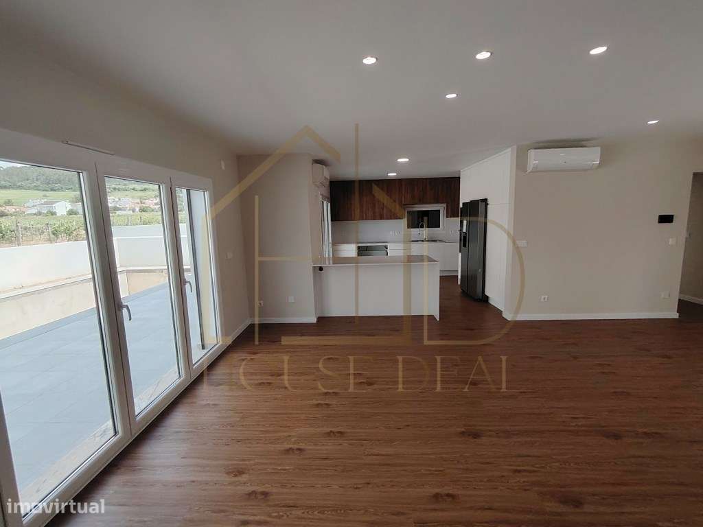 Magnífica Moradia T4 com Garagem e Piscina. Vendas de Azeitão-22