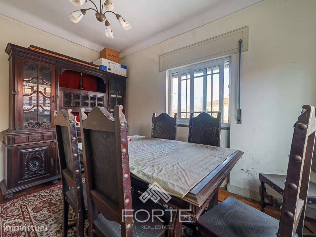 Moradia com pavilhões industriais e terreno-17