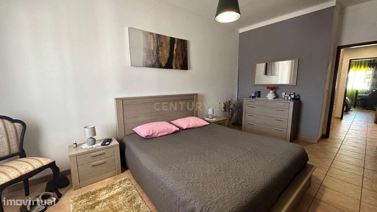 MORADIA  T4 BASTANTE ATRATIVA , ESPAÇOSA E COM MUITA LUZ NATURAL EM A-6