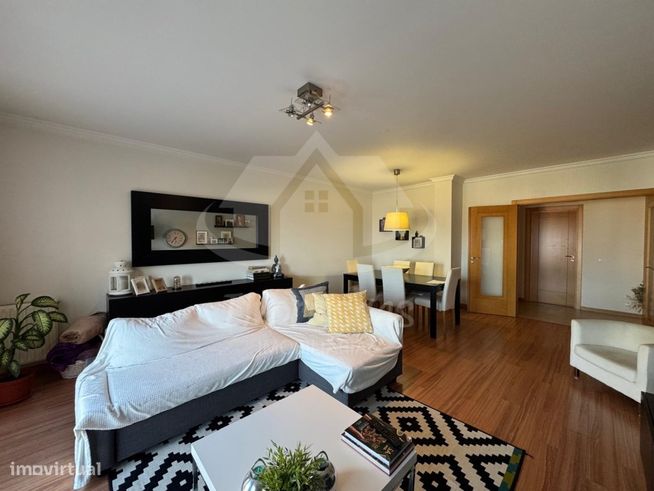 Apartamento T3 com garagem no Parque das Oliveiras, Camarate-3