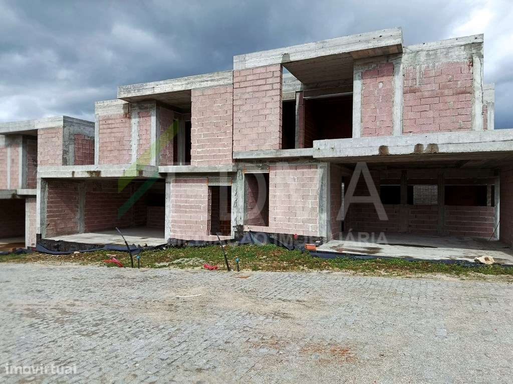 Moradias em Banda e e Gaveto Vale São Martinho-11