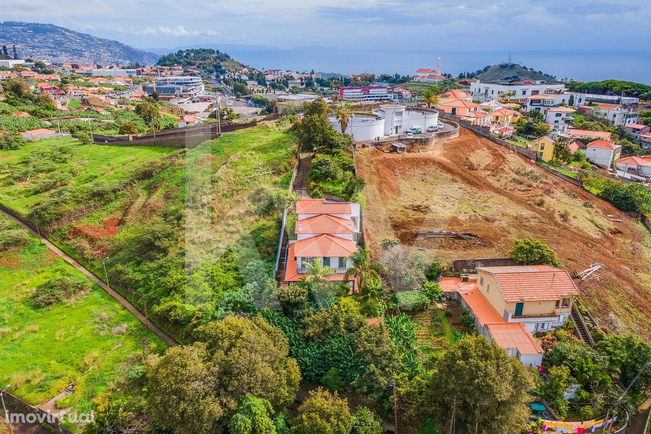 Moradia T5 implantada num terreno de 1.218m2 localizada em S. Martinho