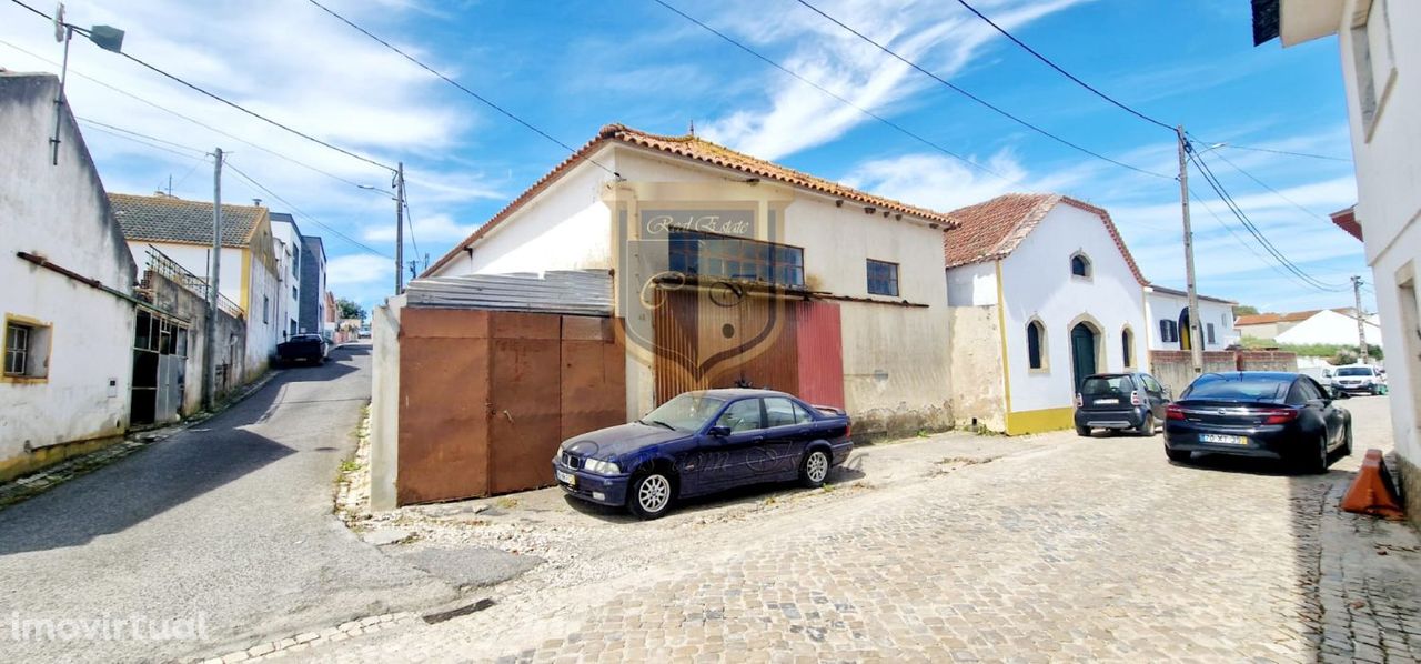 Armazém com Páteo, boas áreas, aldeia Merceana , Alenquer, Lisboa