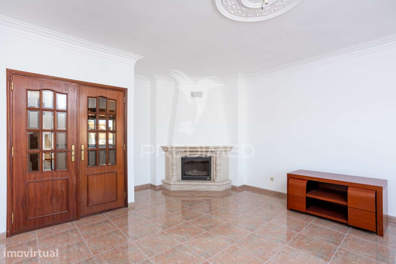 Apartamento T2 Sta. Marta com Parqueamento - Grande imagem: 5/27