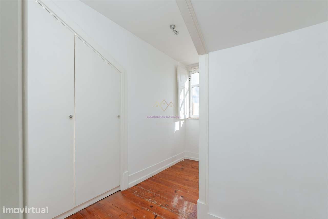 Elegância na Lapa: T2+2 com Alma e Vista Desafogada-21