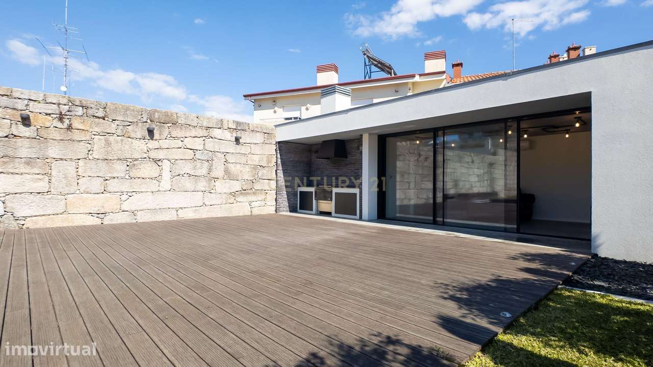 Moradia de Luxo | Construída em 2023 | Design Contemporâneo com Piscin-24