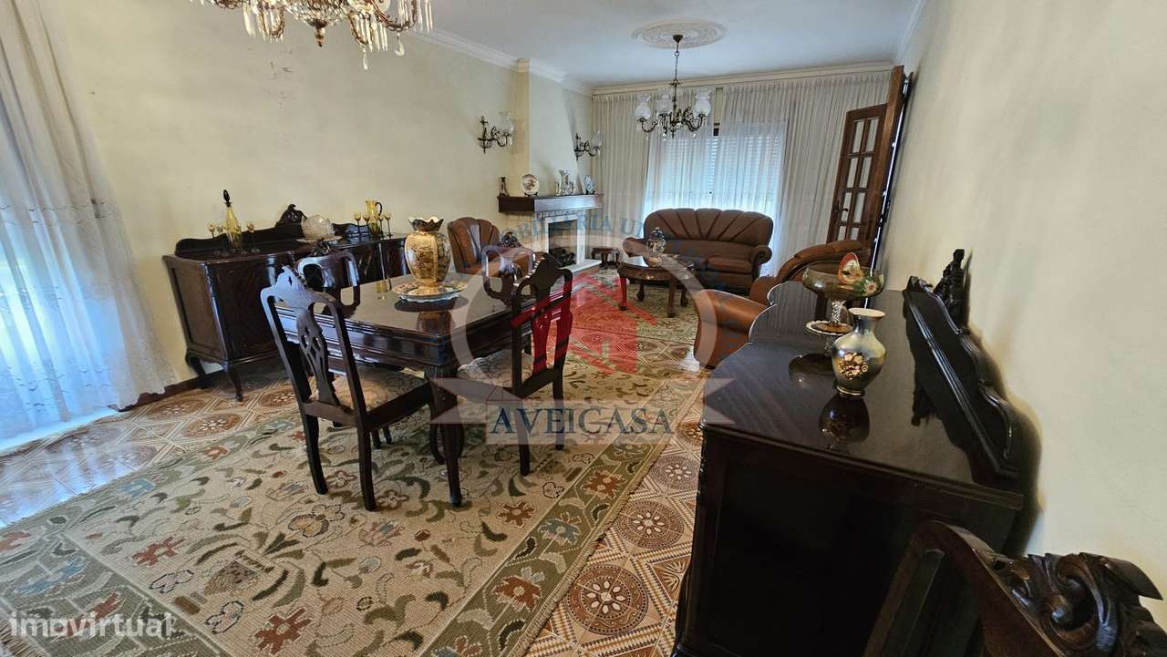 Moradia isolada T5 em bom estado com quintal e garagens-10