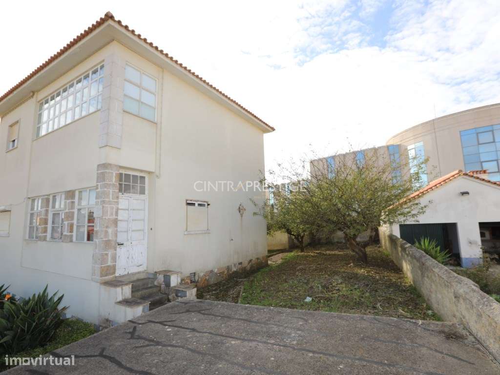 Moradia no Centro de Mafra com 2 Pisos e 2 Garagens.-30