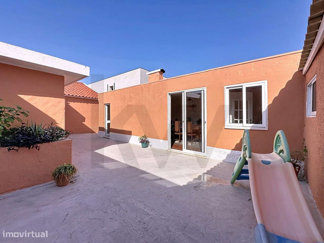 Moradia Térrea Remodelada c/ Garagem, Anexos, Pátio, Etc. - 3km da Pra - Grande imagem: 5/41