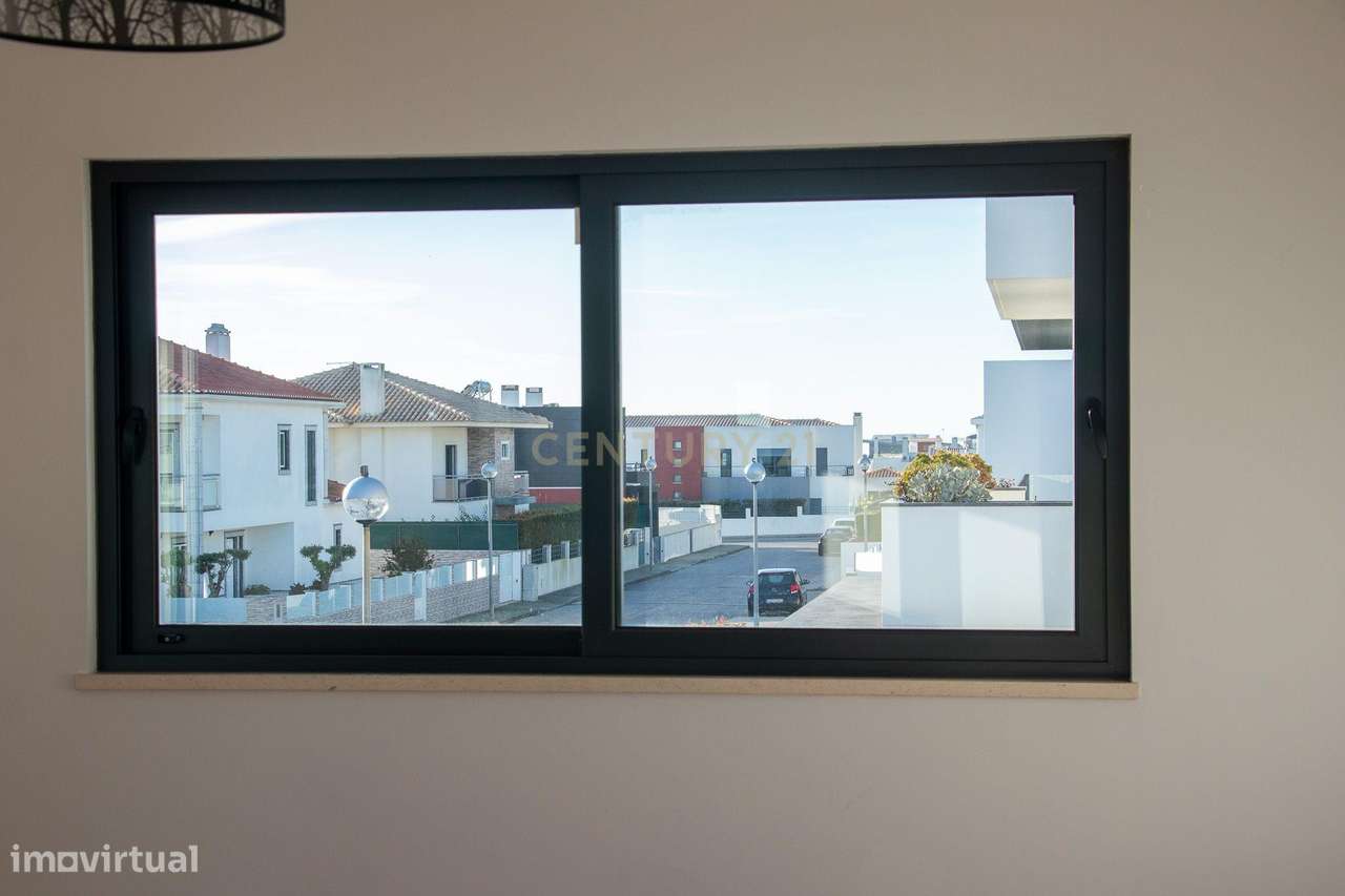 Viva o Luxo à Beira-Mar: Moradia Espetacular T5 com Piscina na Deslumb-51