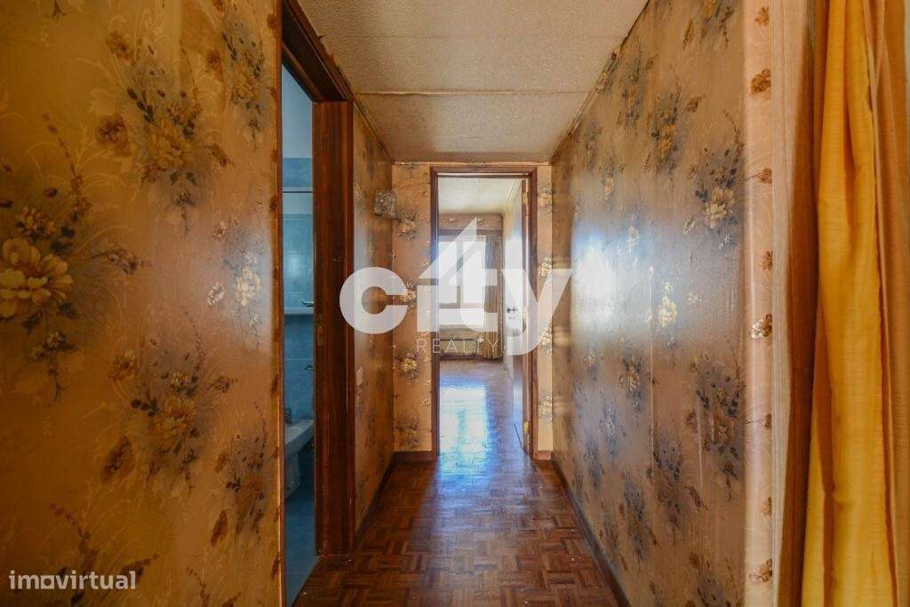 Apartamento T3 para remodelar situado na prestigiada Urbanização da Po-16