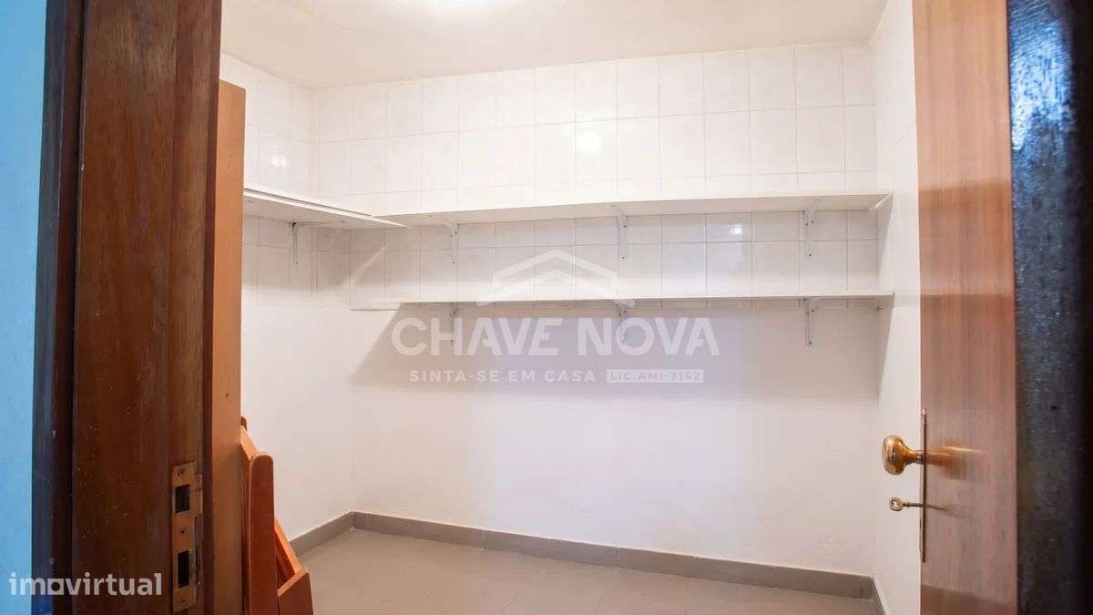 T2 com ótima luz natural, varandas, garagem, arrumos-29