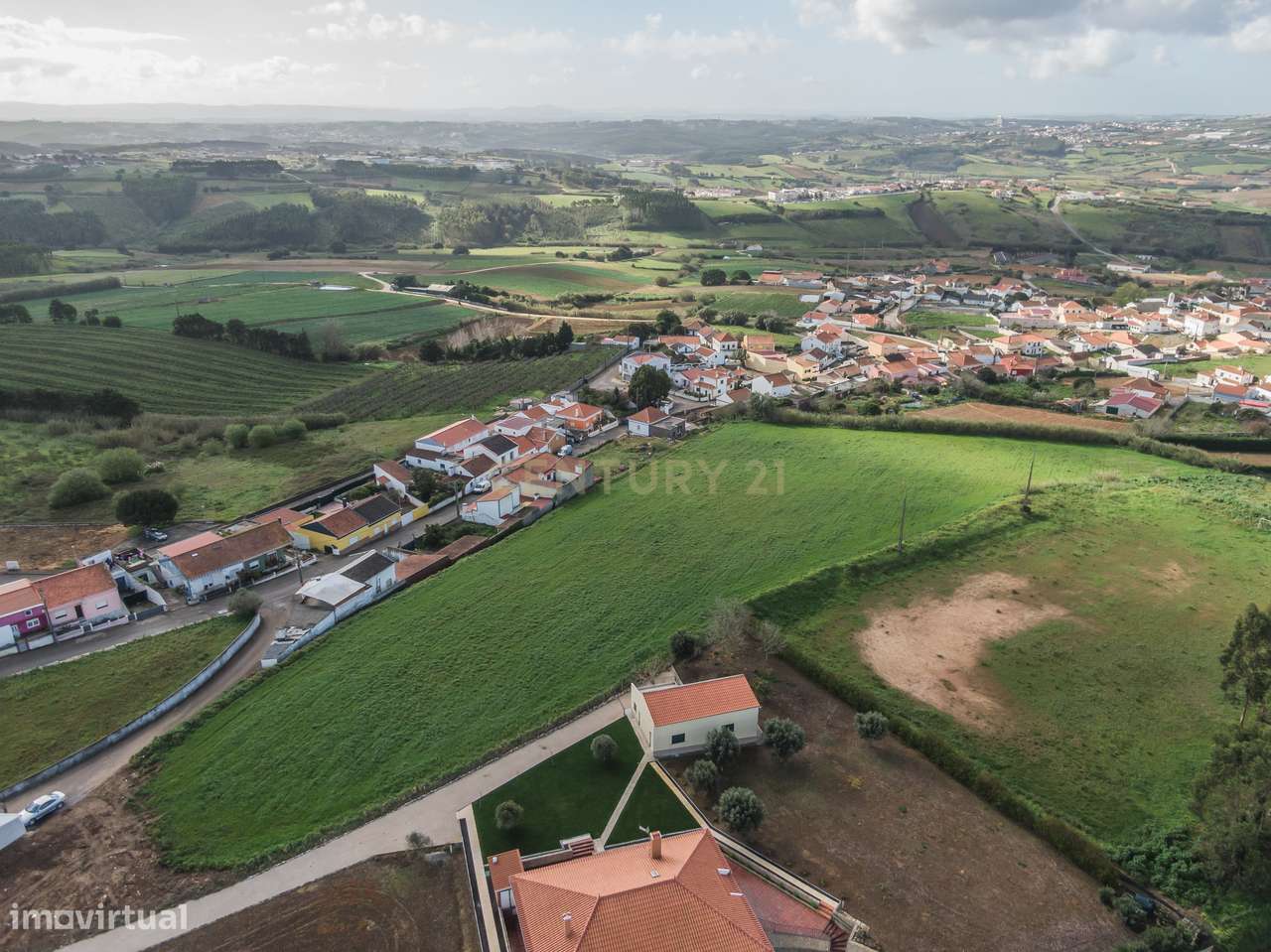 Terreno plano com 12.400m², inserido na pacata povoação de Sobral da L - Grande imagem: 2/25