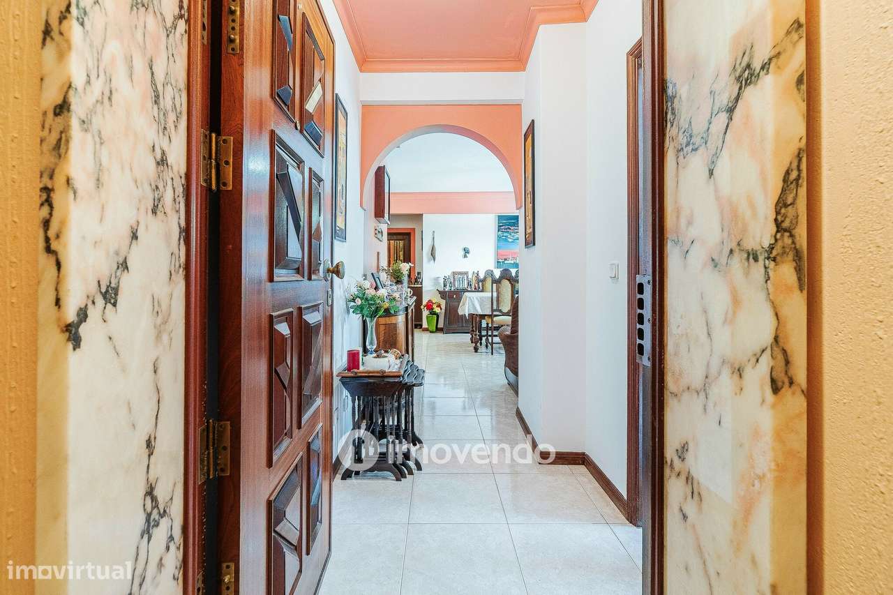 Apartamento T3, com áreas amplas e varanda, em Matarraque - Grande imagem: 2/50