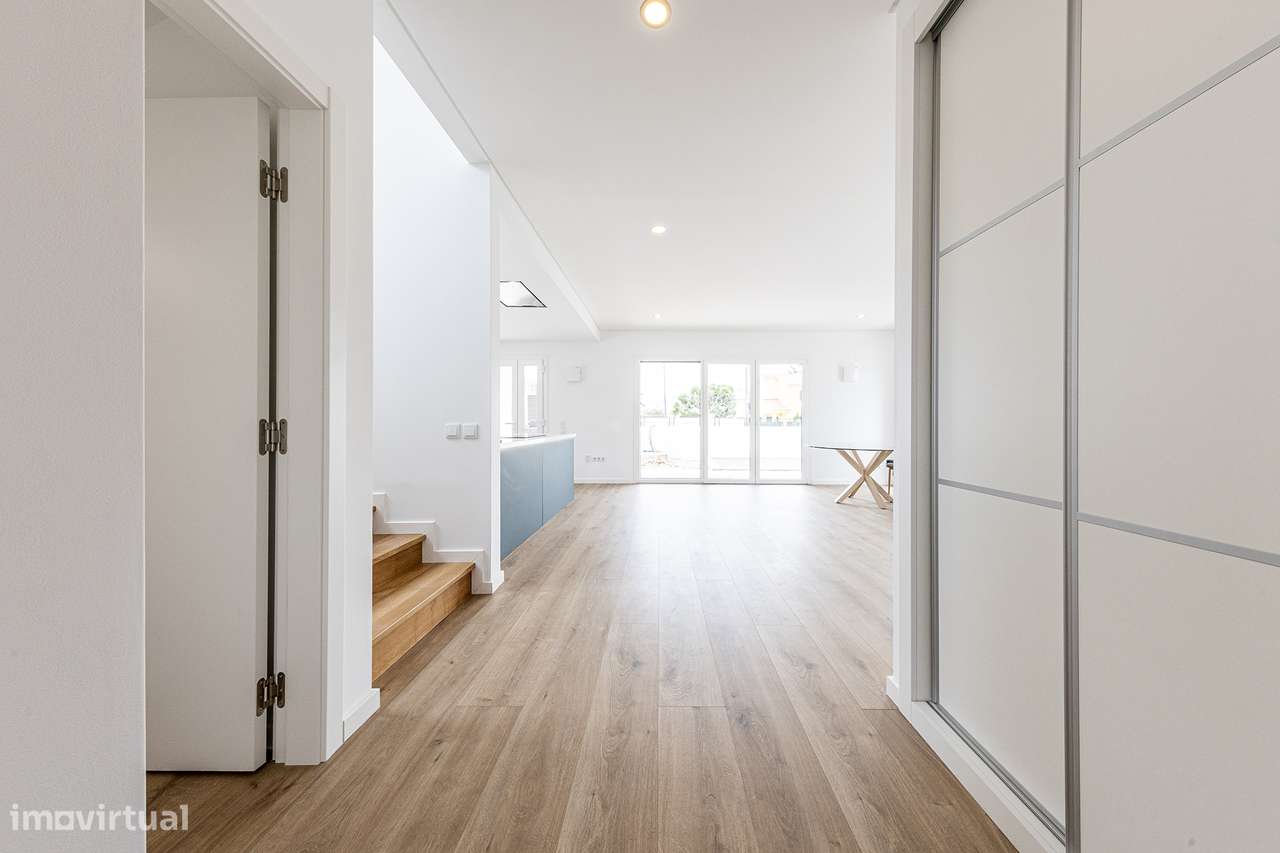 Moradia T4 de arquitetura contemporânea-18