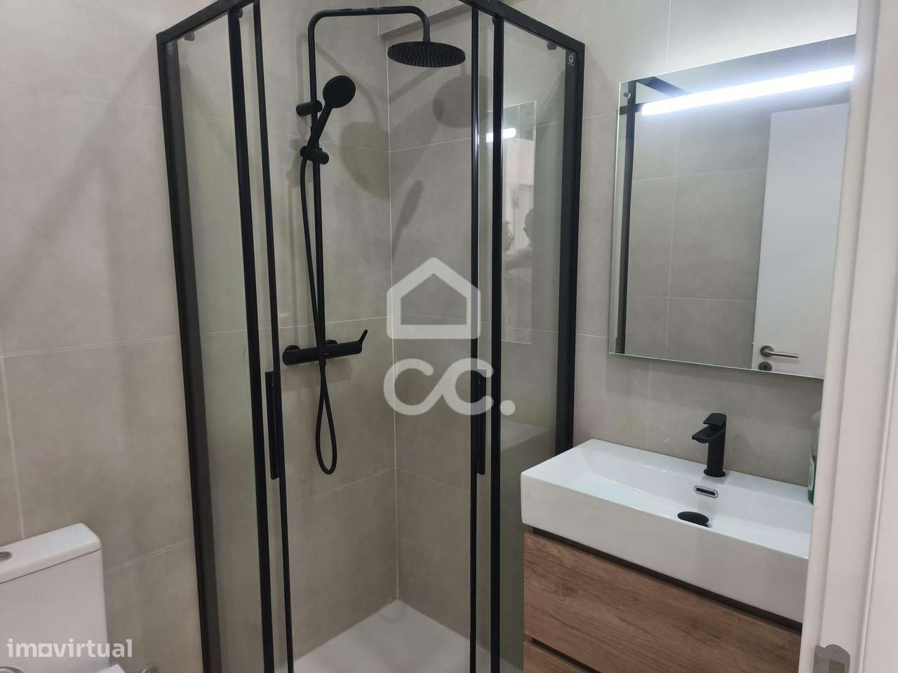 T3 Renovado com 3 Varandas na Amadora-12