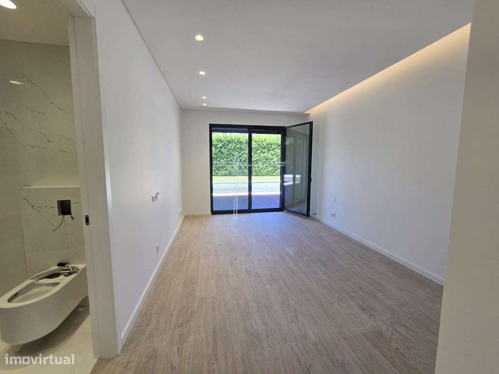 Moradia isolada T4, arquitetura contemporânea com garagem e piscina...-25