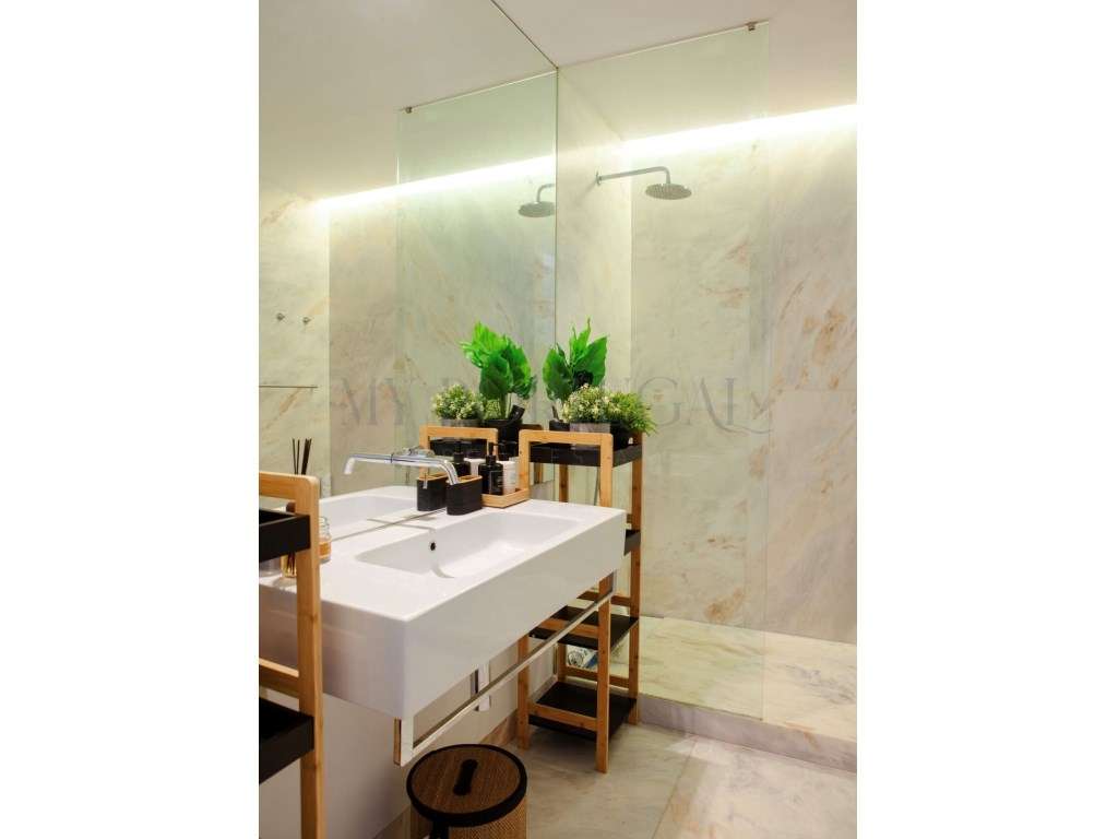 Refúgio de Design e Luz na Praça Dom Luís I - Onde o Rio encontra a...-24