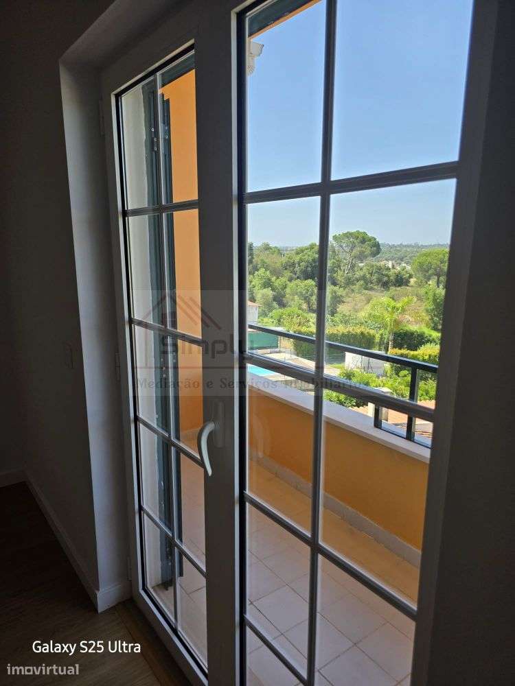 Moradia T4 com piscina e 900 m² de terreno na Quinta da Serralheira,-55