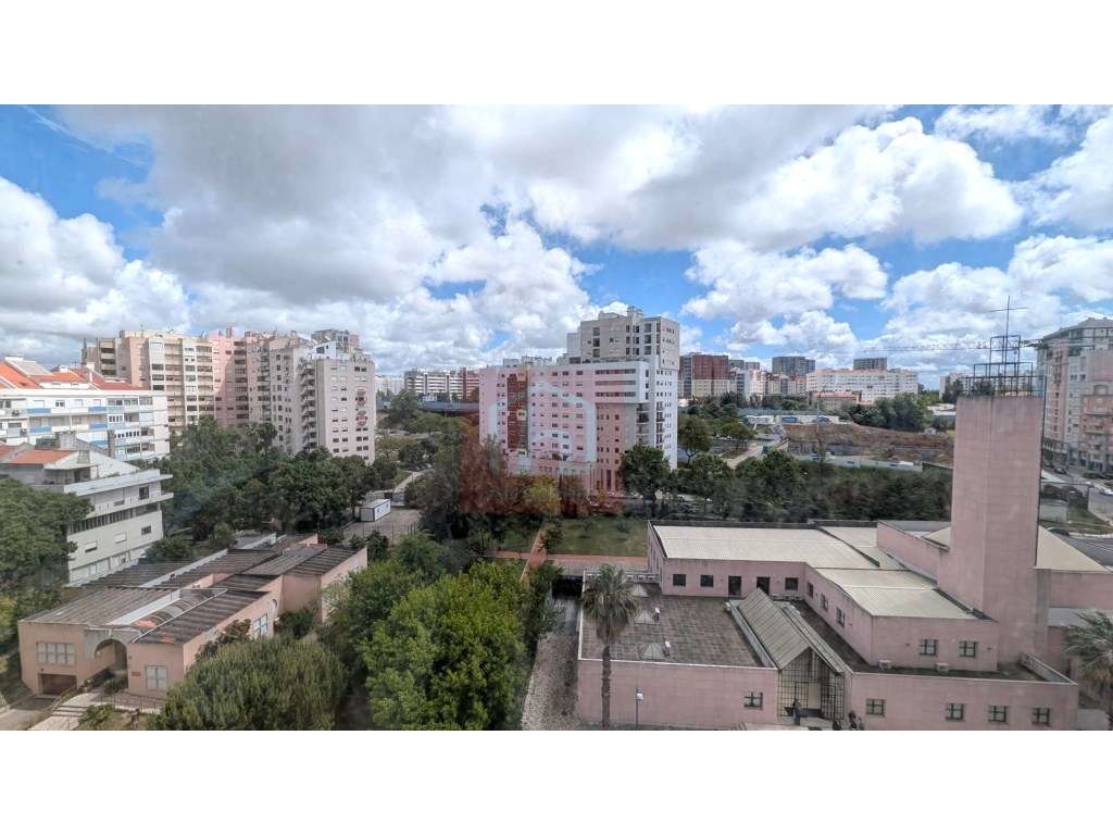Apartamento T3 na Estrada da Luz, Benfica-37