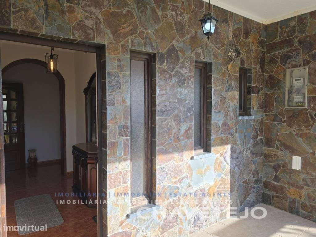 Moradia T4 Espaçosa com Terreno Amplo, Garagem e Anexos - Centro de... - Grande imagem: 5/60