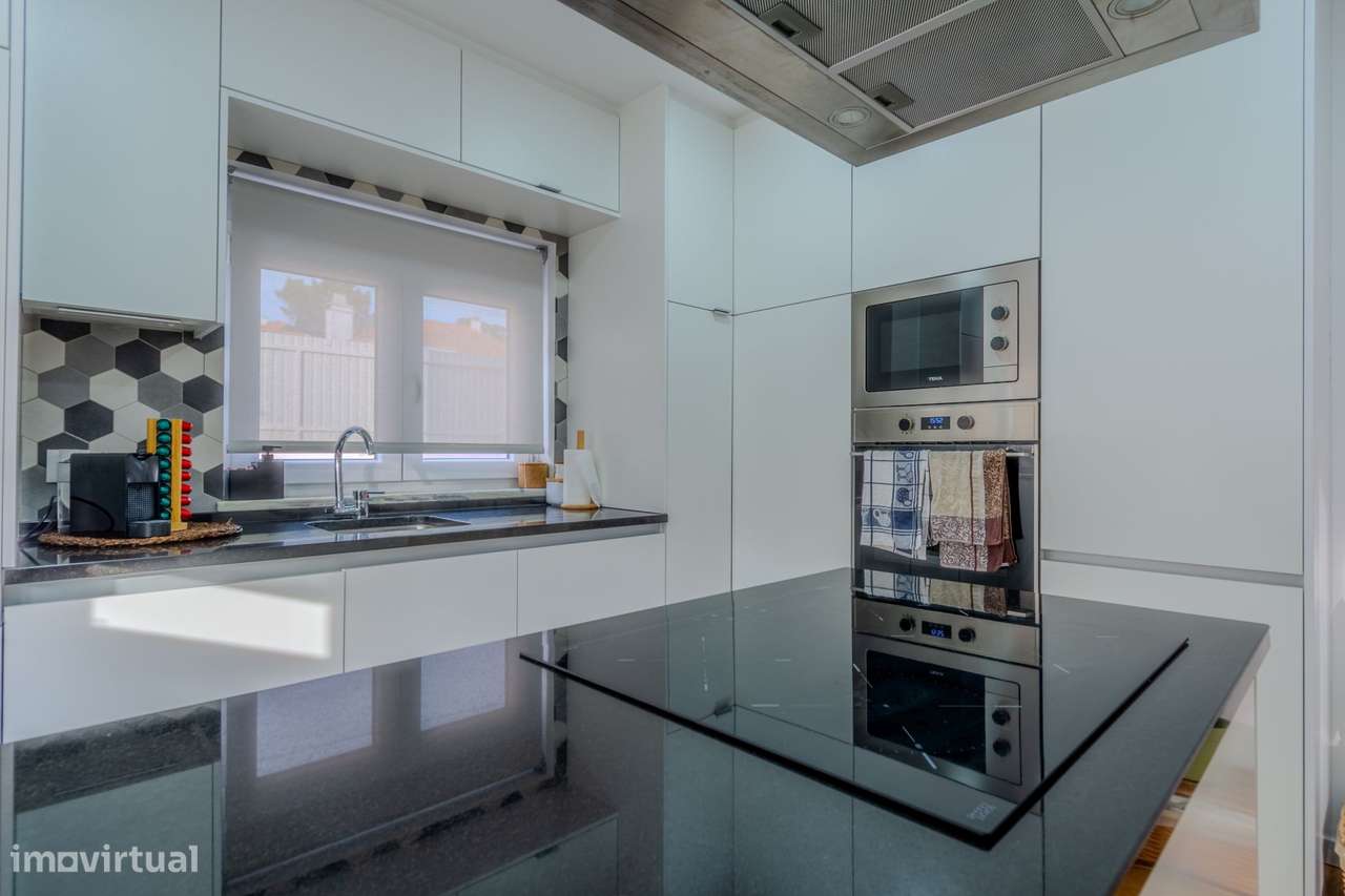 APARTAMENTO T2 remodelado impecável com terraço!-11