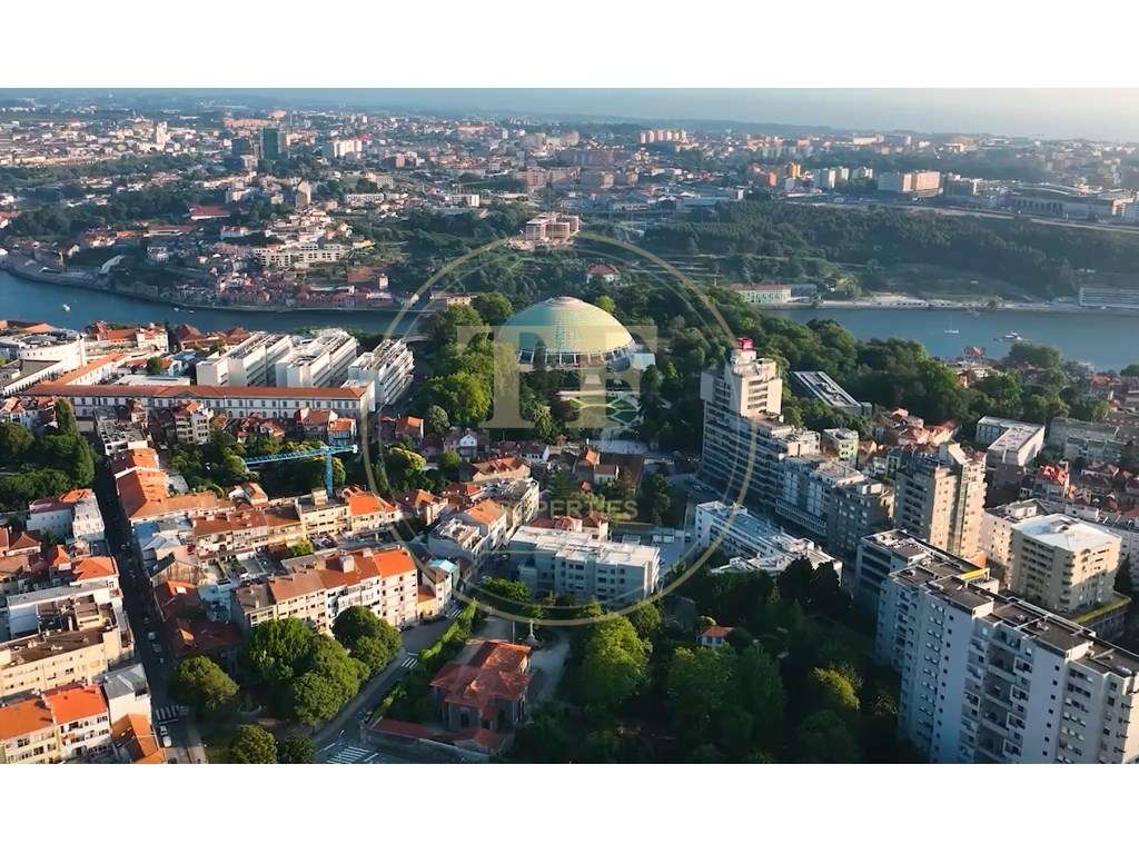 Apartamento T2+1 com 2 varandas, lugar de garagem e arrumos em Cedo...-15