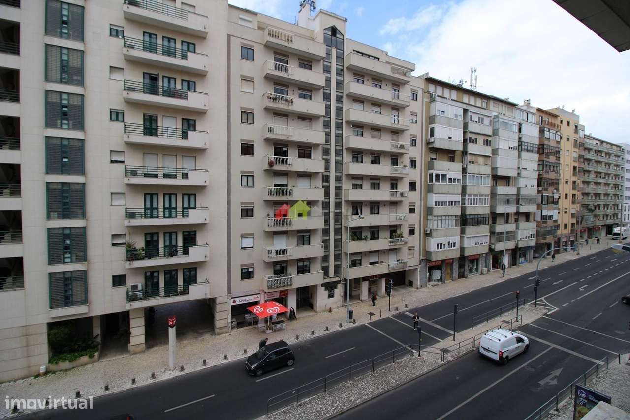 Apartamento T3 c/ garagem e arrecadação na Estrada da Luz-9
