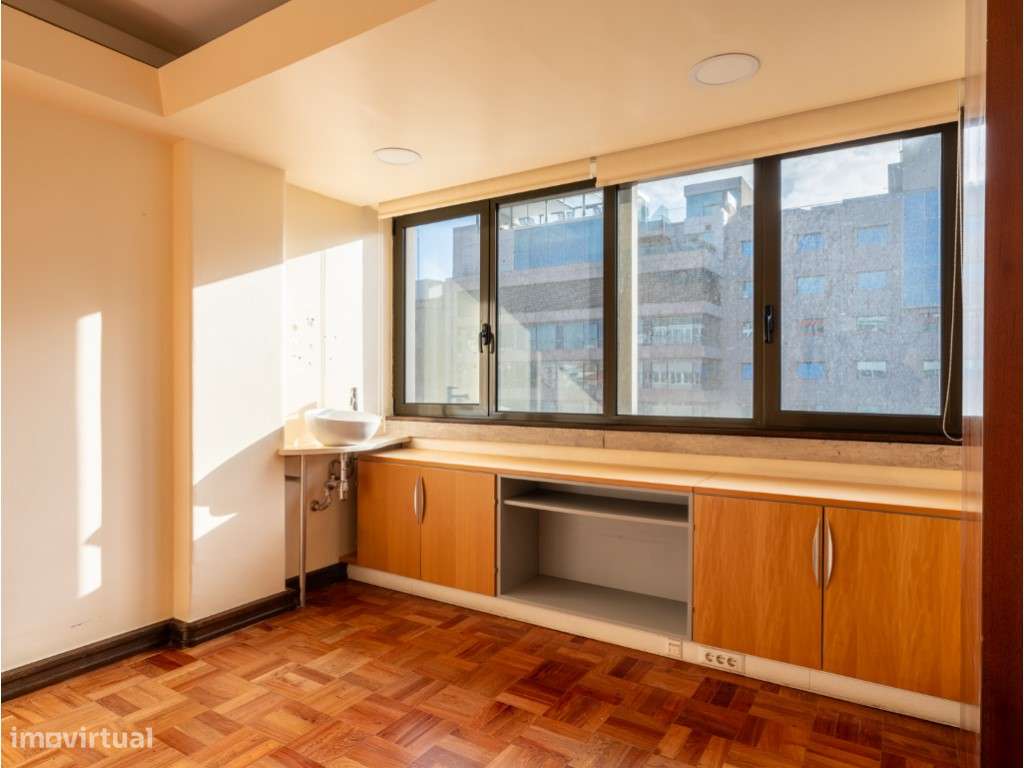 Escritório para remodelação nas Avenidas Novas - Grande imagem: 5/25