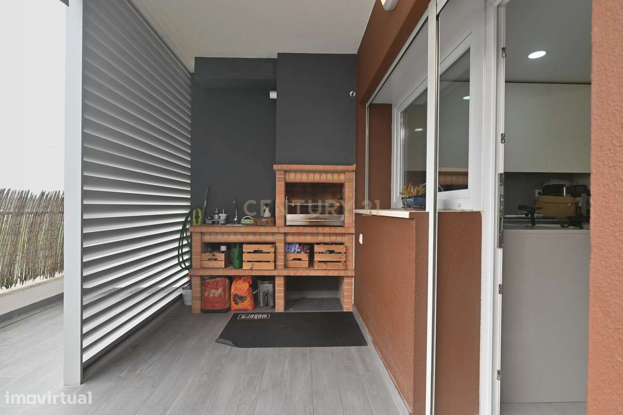 Elegante T2 com 2 Amplos Terraços e parqueamento  para Carro Elétrico-16