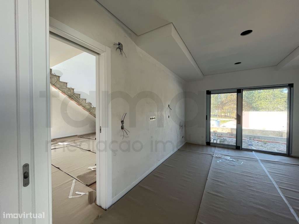 Moradia T3 com jardim e piscina em zona residencial tranquila-22