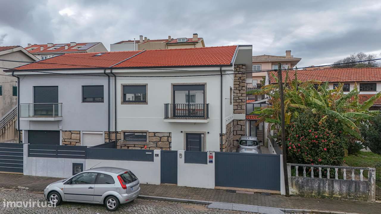 Moradia T4+1 renovada com anexo e jardim em Canidelo-35