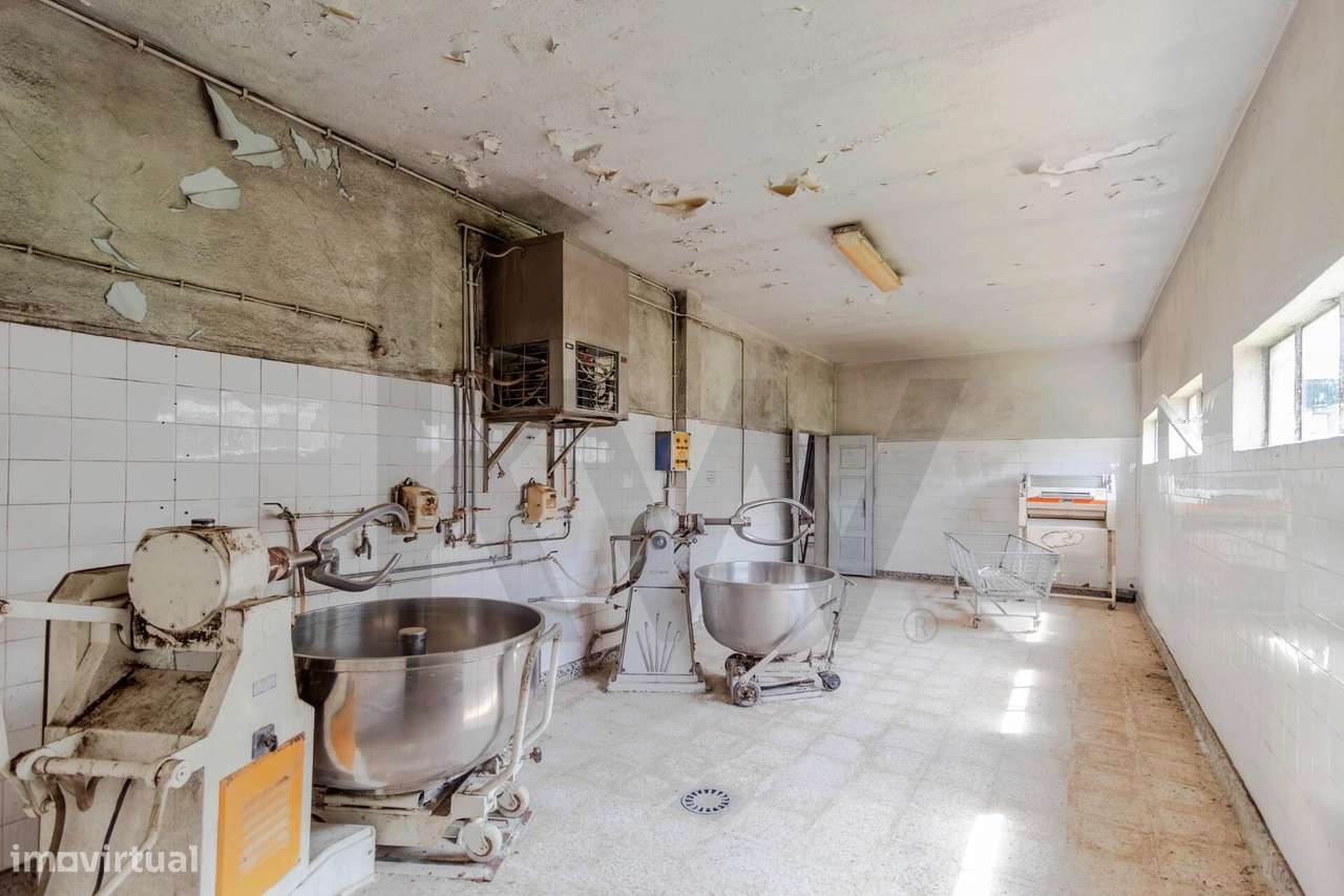 Unidade Industrial/Armazém no centro de Mogadouro (antiga padaria Bárt - Grande imagem: 5/41
