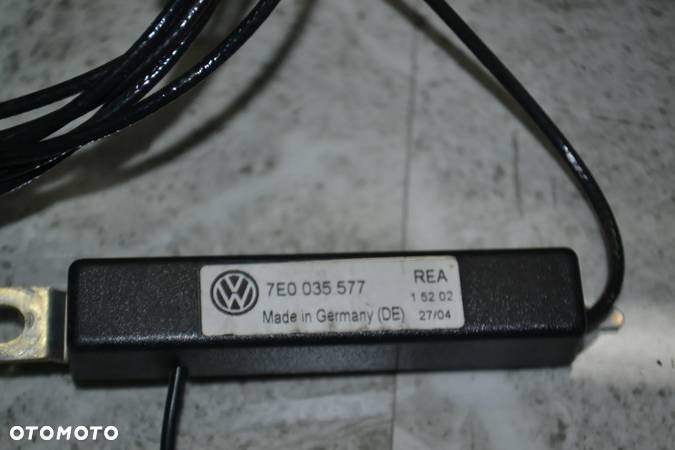 VW T5 WZMACNIACZ ANTENOWY 7E0035577 - 2