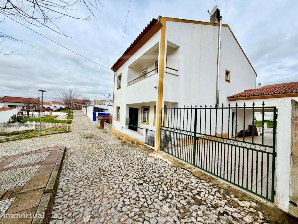 Moradia T4 com quintal em São Bartolomeu do Outeiro - Grande imagem: 2/30