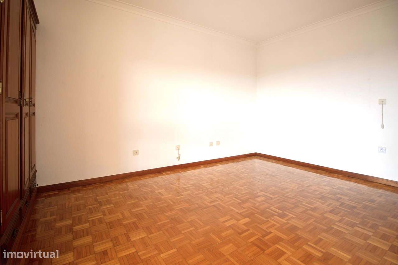 Apartamento T3 em Árvore, com Vista Mar, Varandas, Garagem e Elevador-5