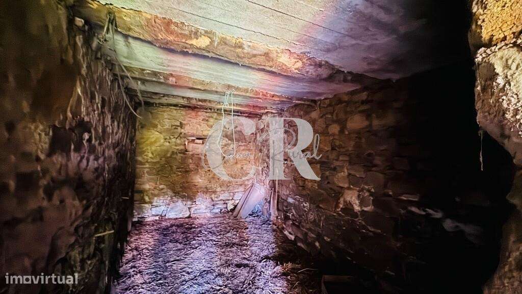 Quinta com casas de pedra para recuperar, poço e furo-5