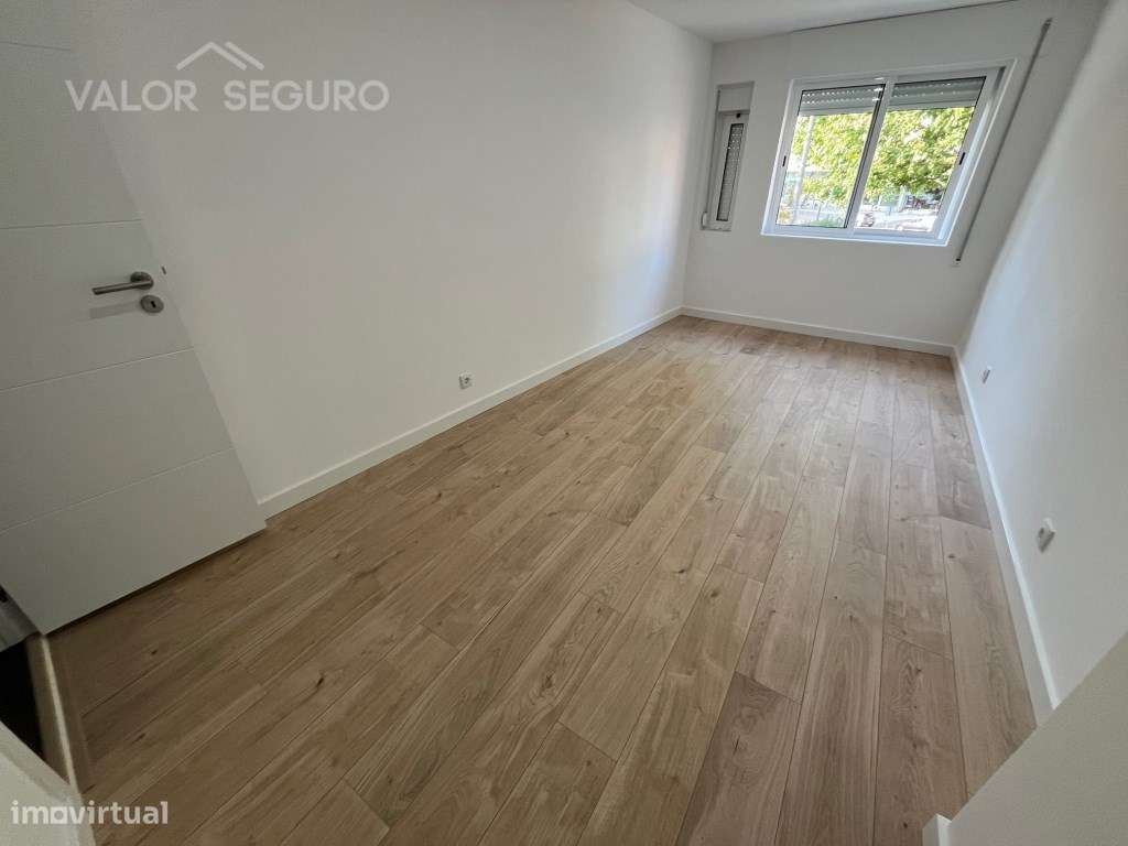 Apartamento T3 remodelado e com terraço-3