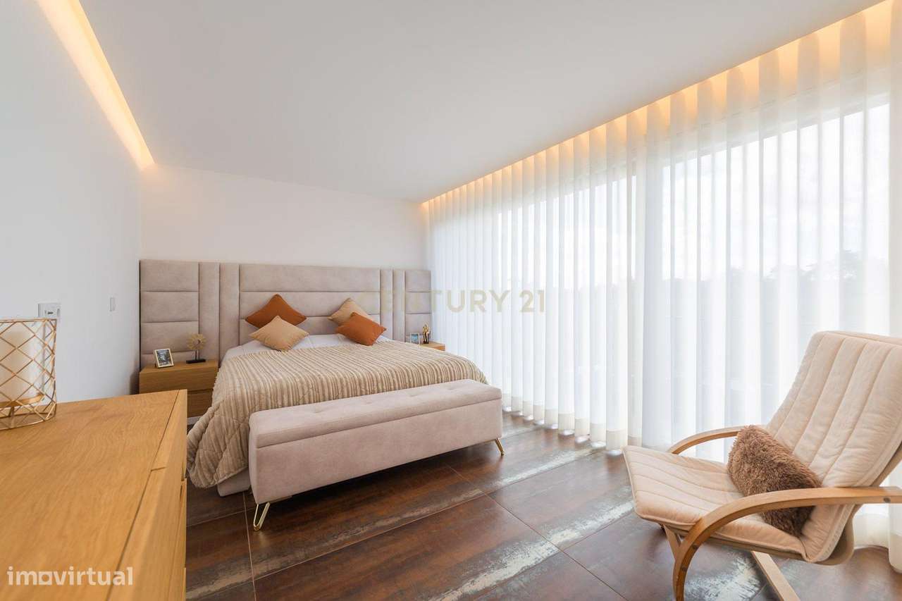 Excelente moradia geminada V4 em Urbanização nova na zona de Albarraqu-51