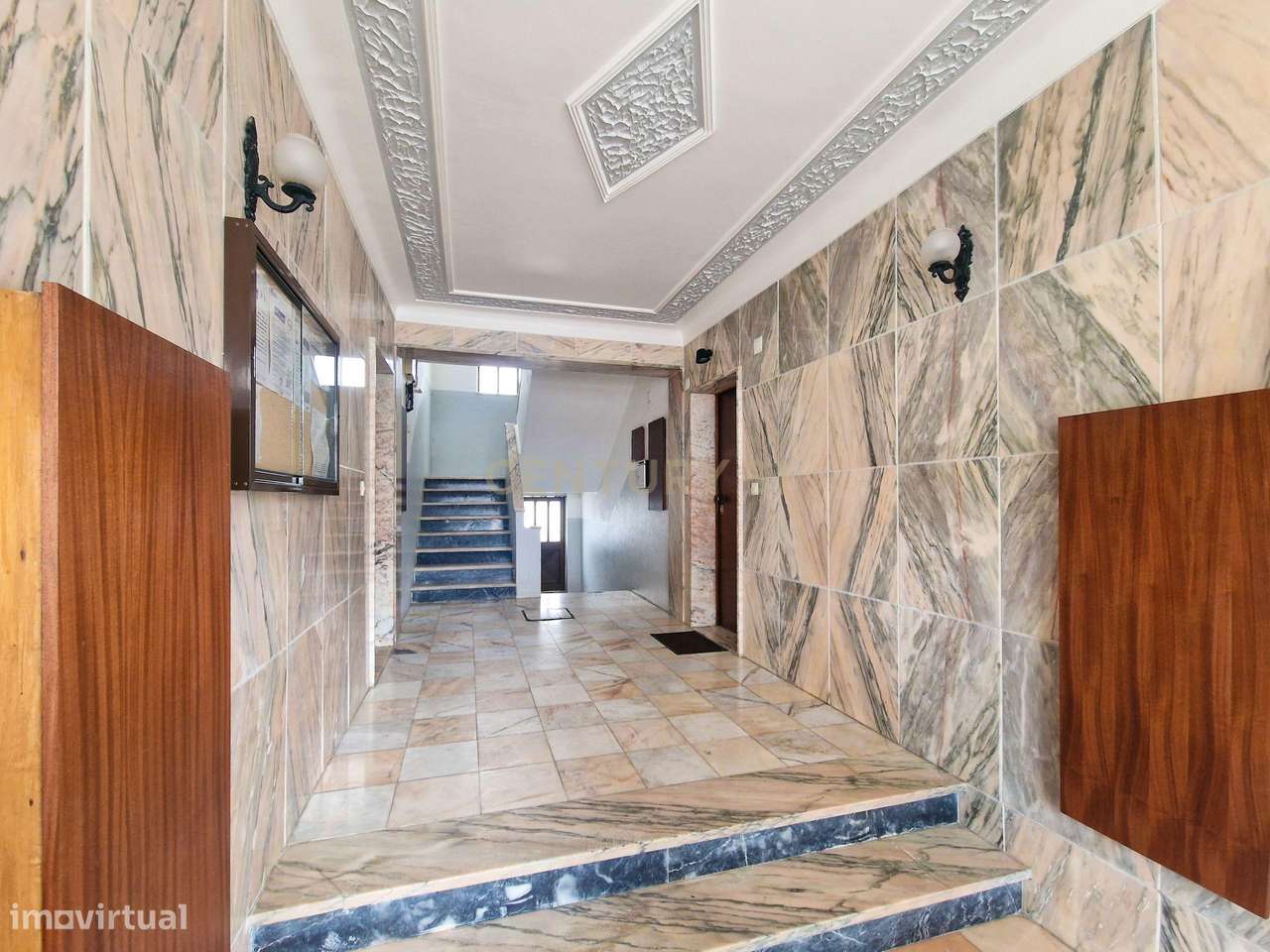 Apartamento de 3 assoalhadas inserido em prédio com espaço exterior co-20