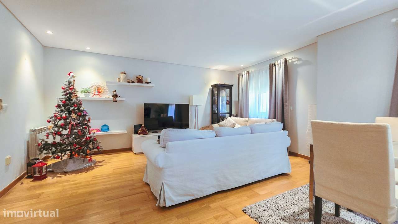 Apartamento T3 com varanda e garagem em Montijo-8