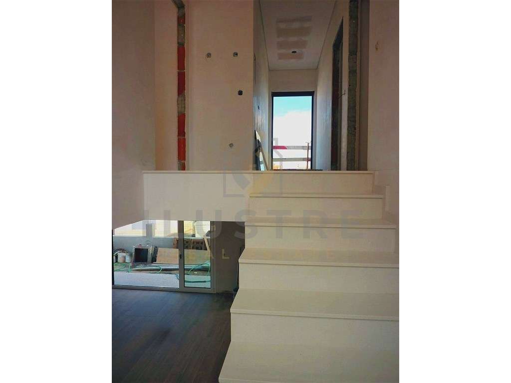 Moradia isolada com áreas generosas e piscina nos Foros da Amora-9