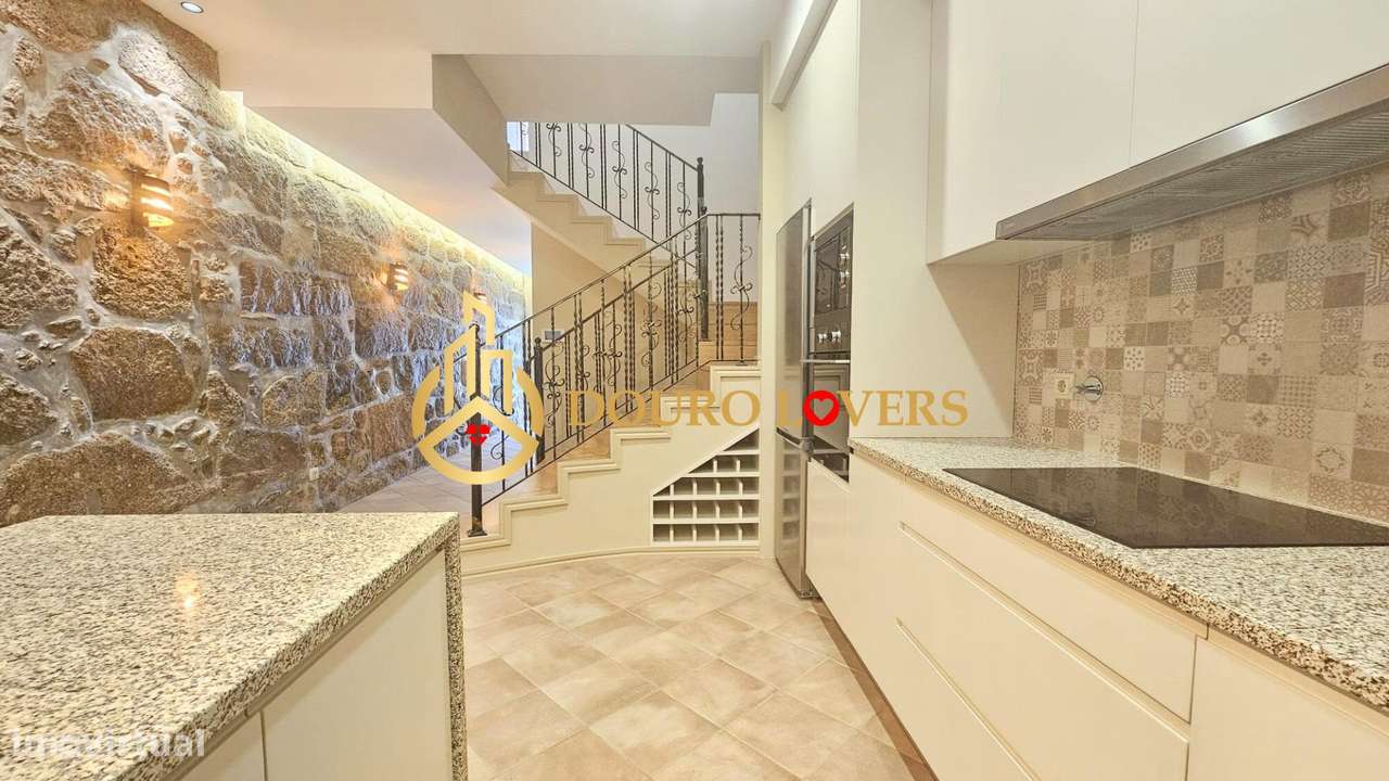 Moradia Elegante com 2 Suítes, Terraço e Garagem | Vila Nova de Gaia - Grande imagem: 3/35