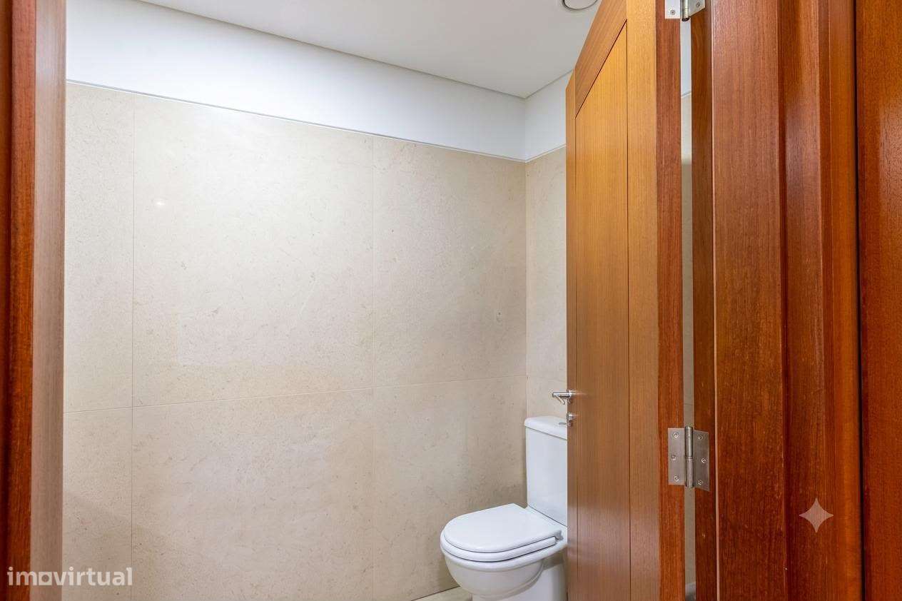 Apartamento T5 com 4 casas de banho e garagem-39