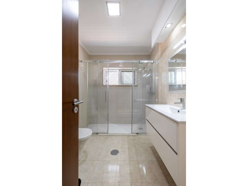 Moradia T4 Independente com Piscina, Ginásio e Garagem para 4 Carro...-30