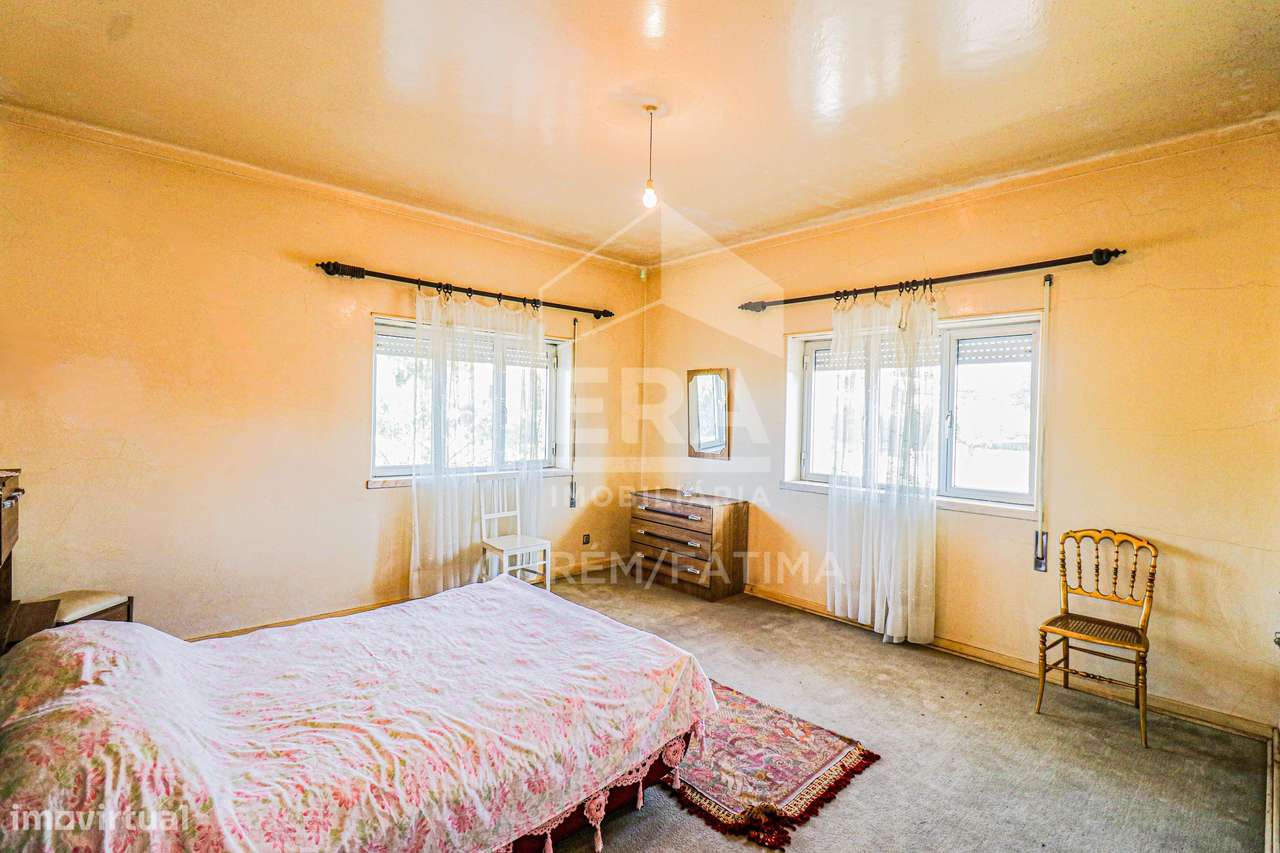 Moradia T5 localizada na periferia da cidade de Ourém. - Grande imagem: 5/21