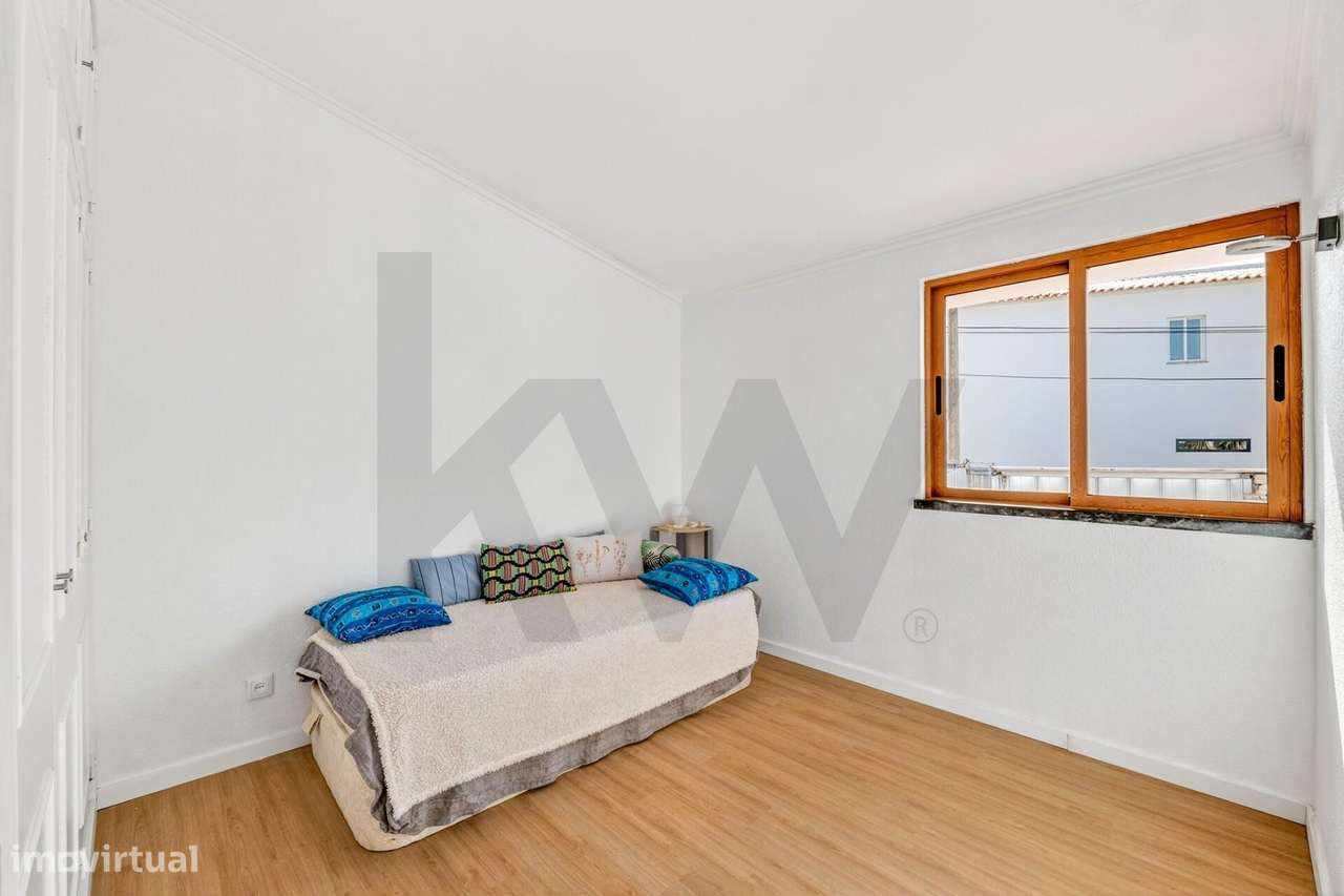 Moradia T4+1 com Piscina Coberta, Jardim e Churrasqueira em Alcoitão,-21