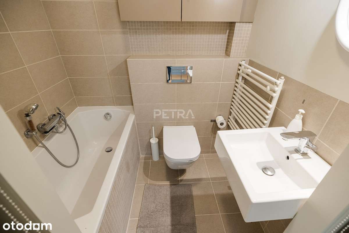 Dwupoziomowe mieszkanie przy stacji metra-13